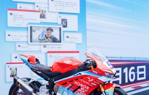 东鹏特饮与张雪机车全球冠名签约，网友“红娘”现场见证