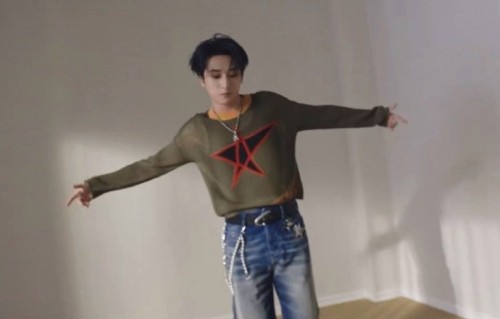 严浩翔新歌海报现小熊元素低音part引期待