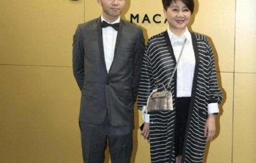 何猷亨与新女友近照曝光，相互依偎笑得甜蜜，女方一头长发好斯文