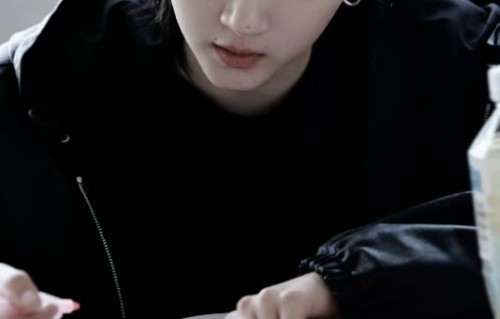 关晓彤进组《我与爱同谋》开启围读