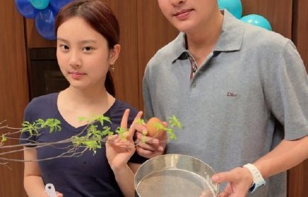 贾乃亮和女儿甜馨私下关系如何，有哪些温馨互动？