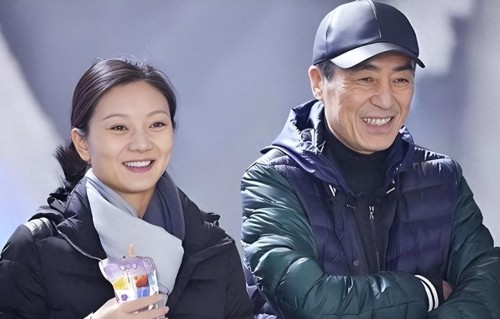 25年恩爱抵不过残忍现实，74岁张艺谋年老色衰，43岁陈婷花样年华 