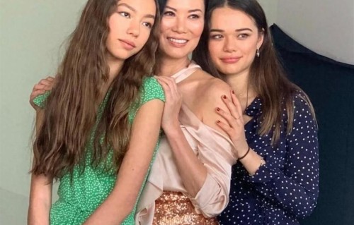 邓文迪近照大变样，成欧美最流行的海湖庄园脸，57像37看着好年轻