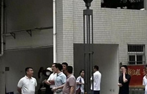 张馨予老公给保安上消防课曝光，身材壮硕，肌肉线条隔衣可见