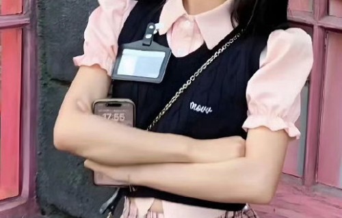 短剧演员余茵在出演于正执导的长剧《玉茗茶骨》时有何表现？