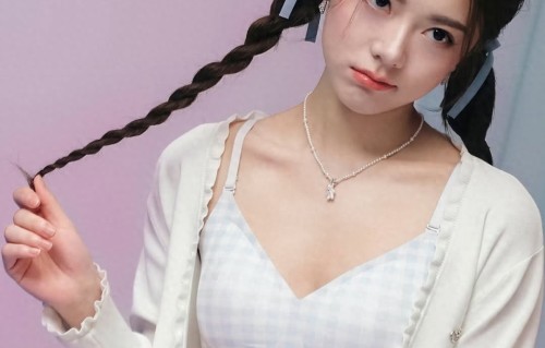 赵今麦晒春日氛围感大片，显百变魅力 