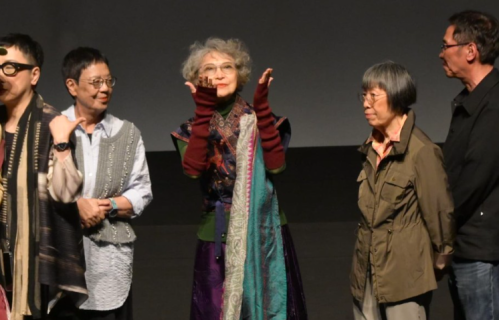 香港传奇女星久违露面，满头银发状态极佳，台上哽咽送飞吻