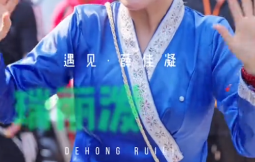 47岁薛佳凝参加泼水节，没生娃也有大肚腩，生图看着比精修胖20斤