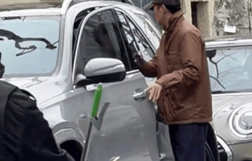 48岁王阳接女儿放学，又高又瘦无油腻感，5岁女儿软萌可爱!