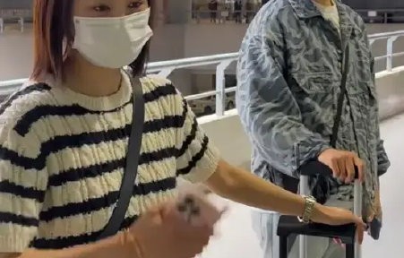 节目中李纯自带的社恐感是如何被其他妻子们巧妙化解的？