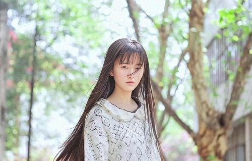 翻到鞠婧祎一组早期写真图，一整个震惊，姐的美商还是太强了