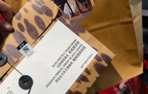 《佳偶天成》追剧团现场派发了哪些与剧情相关的特殊礼物？