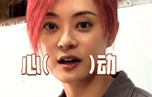 孙俪一头烈焰红发，亮眼又极具冲击力，灵魂发问：比邓先生的好看吗？