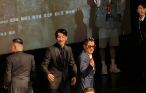 “寒战”三影帝十年后再同框，周润发客串主持人催场：“要回家了”_新闻