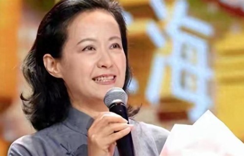 她嫁著名导演被捧红，丈夫病逝后不再演戏，如今56岁单身无儿无女