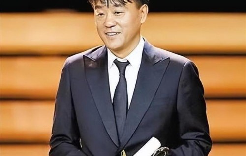 演员何冰：为何结婚几十年0绯闻？看看妻子是谁就知道了.