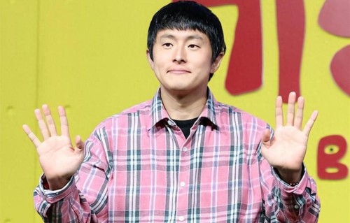 韩男星为捡废品老人捐1亿韩元，坦言从小被奶奶抚养，看着很心酸