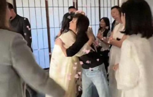 刘嘉玲懒理大S粉丝指责，晒出度假近照，这一次把品牌方给连累了