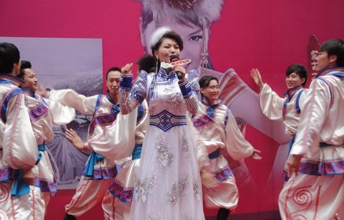 蒙古之花乌兰图雅携新专辑《凤凰飞》放歌青城--新闻中心|火辣辣的情歌|套马杆|歌迷|草原|声音