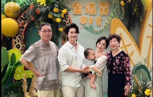 张檬儿子周岁宴排面拉满，爸爸全程温柔抱哄，被全家宠成小宝贝 