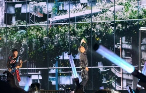 谢霆锋演唱会武汉场收官，周六露内裤周日包超紧！网友：防谁呢？ 