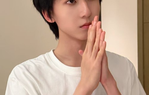 杨博文晒睡前营业照穿白T出镜