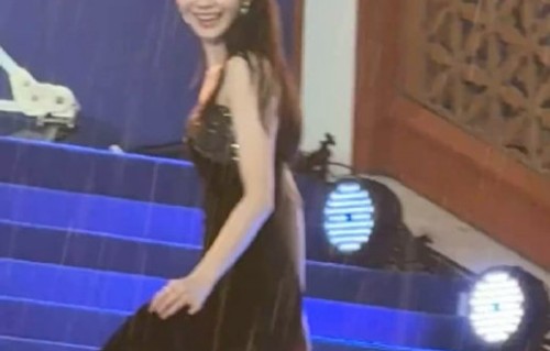 刘浩存雨中护住话筒这个细节为什么能引发网友如此多共鸣？