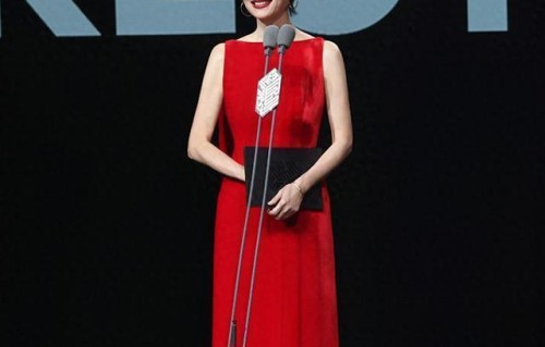 叶童亮相青年电影展，一袭红裙惊艳全场，裸露后背肌肉线条太美 - 360娱乐