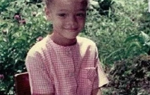 蕾哈娜赠恩师房产感恩童年赠鞋之恩