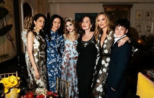 不得不佩服邓文迪的人脉！哪个圈都有她的身影，57岁一袭旗袍绝美