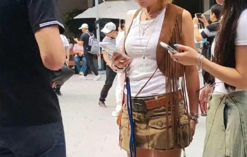 任贤齐和女儿美国被偶遇，父女俩一起买东西，他真是一个好爸爸