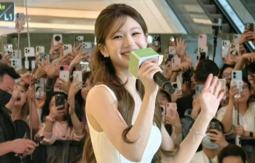 顶流排面！赵露思回家乡成都参加快闪，妥妥在逃公主，人气高到离谱