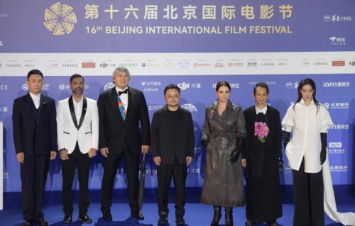 张译伸手等张小斐反应过来，绅士风度与迷糊影后的反差萌太圈粉！