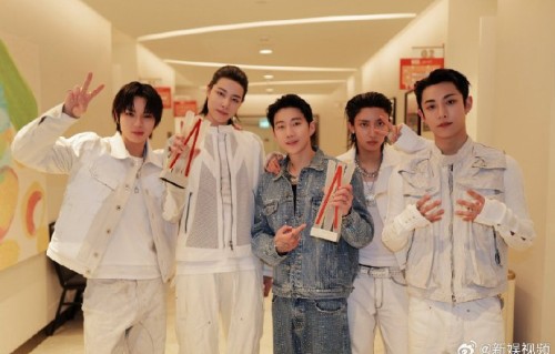 朴宰范的生日会上，还有哪些有趣或感人的互动环节？|粉丝|蛋糕|舞台|肌肉|奶油