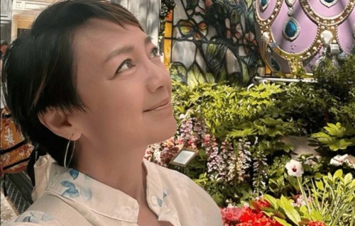 香港知名女星和老公曝婚变，近照老态尽显，为躲债移居美国