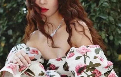 钟楚曦身穿一袭花朵系列连衣裙，别人穿是甜美而她是女人韵味
