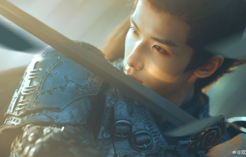 赵弈钦古风写真今日释出银甲凝霜意气藏锋