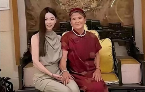 杨子携新女友见母亲，铜钱盆抢眼，黄圣依17年终是一场空！ 