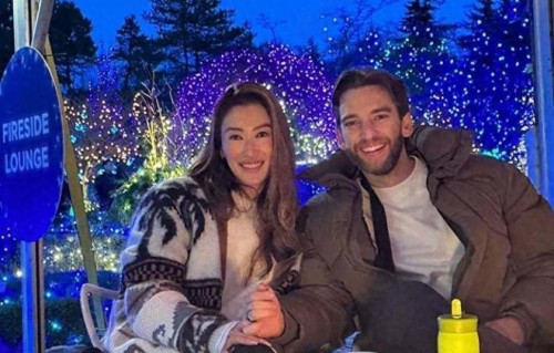 谢婷婷晒恩爱合影庆周年，与老公甜蜜亲吻庆纪念