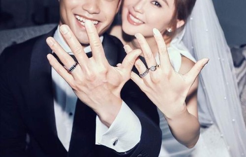 43岁阿Sa蔡卓妍结婚！男友是年薪百万健身教练，好友关智斌牵线