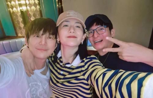 谢娜发微博告别浪姐,何炅李维嘉组团探班上演“抚养权争夺战”