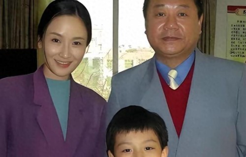 不服走两步的范伟一家三口，很早就结婚了，他的妻子外界鲜有人知