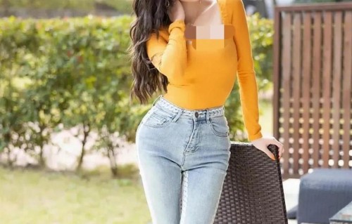 杨晨晨身穿黄色紧身上衣搭紧身牛仔裤，前凸后翘不迷人才怪了