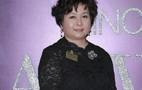 何超琼64岁，豪门背后的孤独与遗憾让人心疼