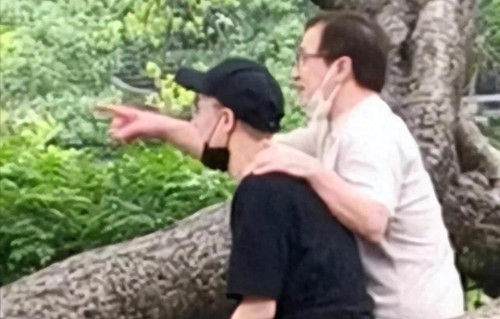 成龙父子罕见同框破冰，房祖名被曝生病，吴卓林海外摆摊生活