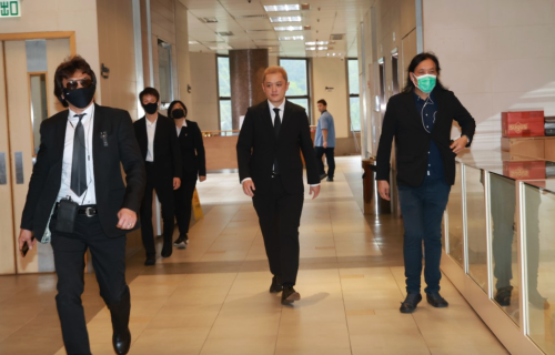 艺人施明设灵，黄沾长子黄宇瀚罕露面，低调到场送别表姐，曾坦言与父亲关系疏离