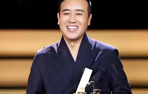 3岁丧父，吃姐姐奶水长大，成名后为8个哥姐买房，如今成“影帝” 