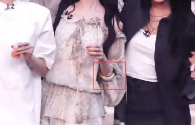 淘汰夜后的温柔！陈瑶贴身佩戴者来女所赠手镯，无声胜有声的闺蜜情