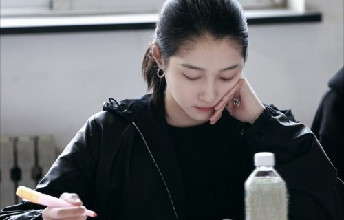 关晓彤赴青岛筹备新剧《我与爱同谋》，搭档林一姚琛