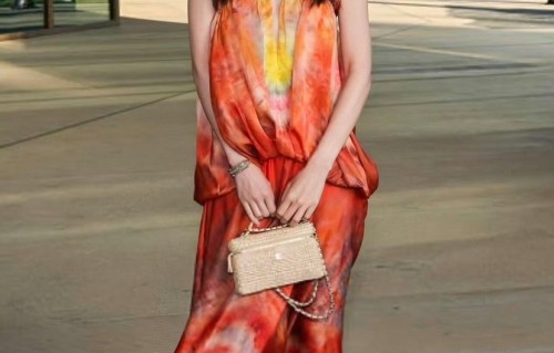 章泽天洛杉矶出席晚宴，怼脸生图颜值抗打，结婚10年愈发贵气